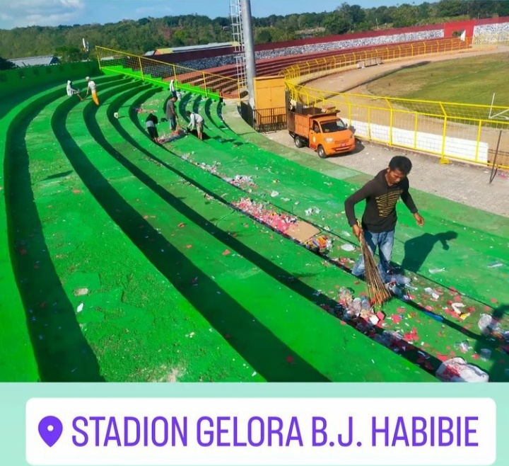 Usai Pertandingan, DLH Parepare Langsung Bersihkan Stadion GBH